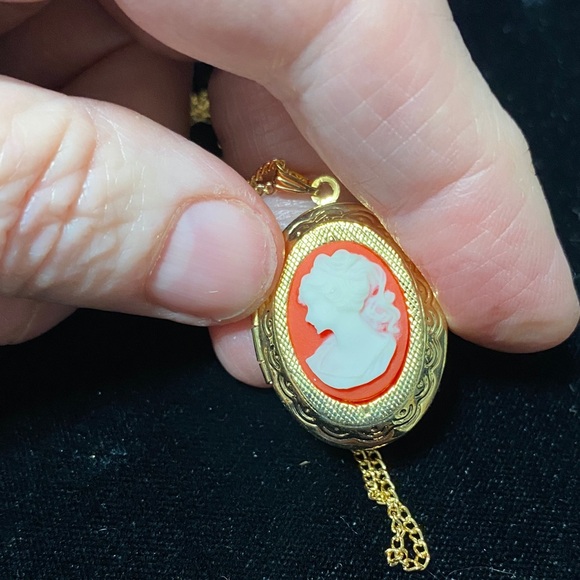 Vintage Gold Cameo Locket 18” Necklace - Picture 7 of 12